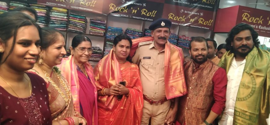 వనస్థలిపురం రైతు బజార్ పక్కన రాక్ ఎన్ రోల్ ఉమెన్స్ ఎక్స్ క్లూజివ్ స్టోర్ ను ఘనంగా ప్రారంభించారు.