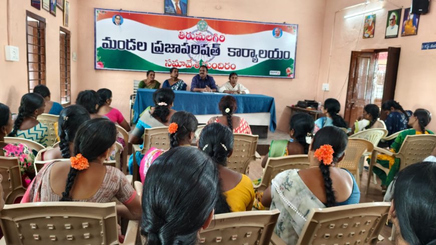 ఇందిరమ్మ చీరల  పంపిణీ  పై అవగాహన