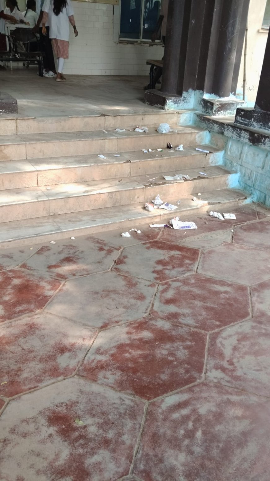 ప్రభుత్వ ఆసుపత్రి మెట్ల పై చెత్త పట్టించుకొని సిబ్బంది