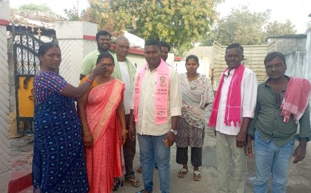 కొడుకు గెలుపు కోసం తల్లిదండ్రుల ప్రచారం