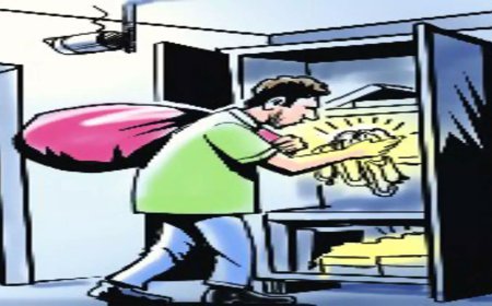 అర్థరాత్రి వేళ నగదు మరియు బంగారం చోరీ