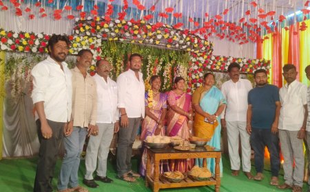 చిన్నారినీ ఆశీర్వధించిన రాష్ట్ర మంత్రి  ధనసరి అనసూయ సీతక్క