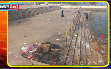 కృష్ణ నది పుష్కర ఘాట్లు గాట్ల దగ్గర పేరుకుపోయిన చెత్తాచెదారం
