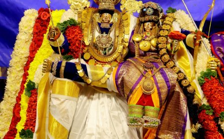 అయోధ్య సీతారామునిగా భక్తులకు దర్శనం ఇస్తున్న భద్రాద్రి రాముడు. 