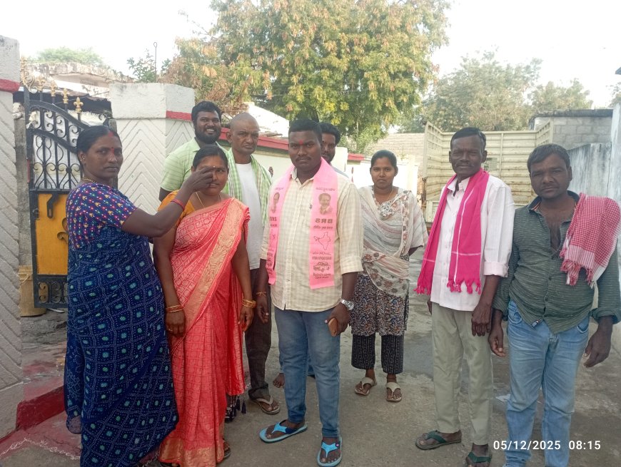 కొడుకు గెలుపు కోసం తల్లిదండ్రుల ప్రచారం