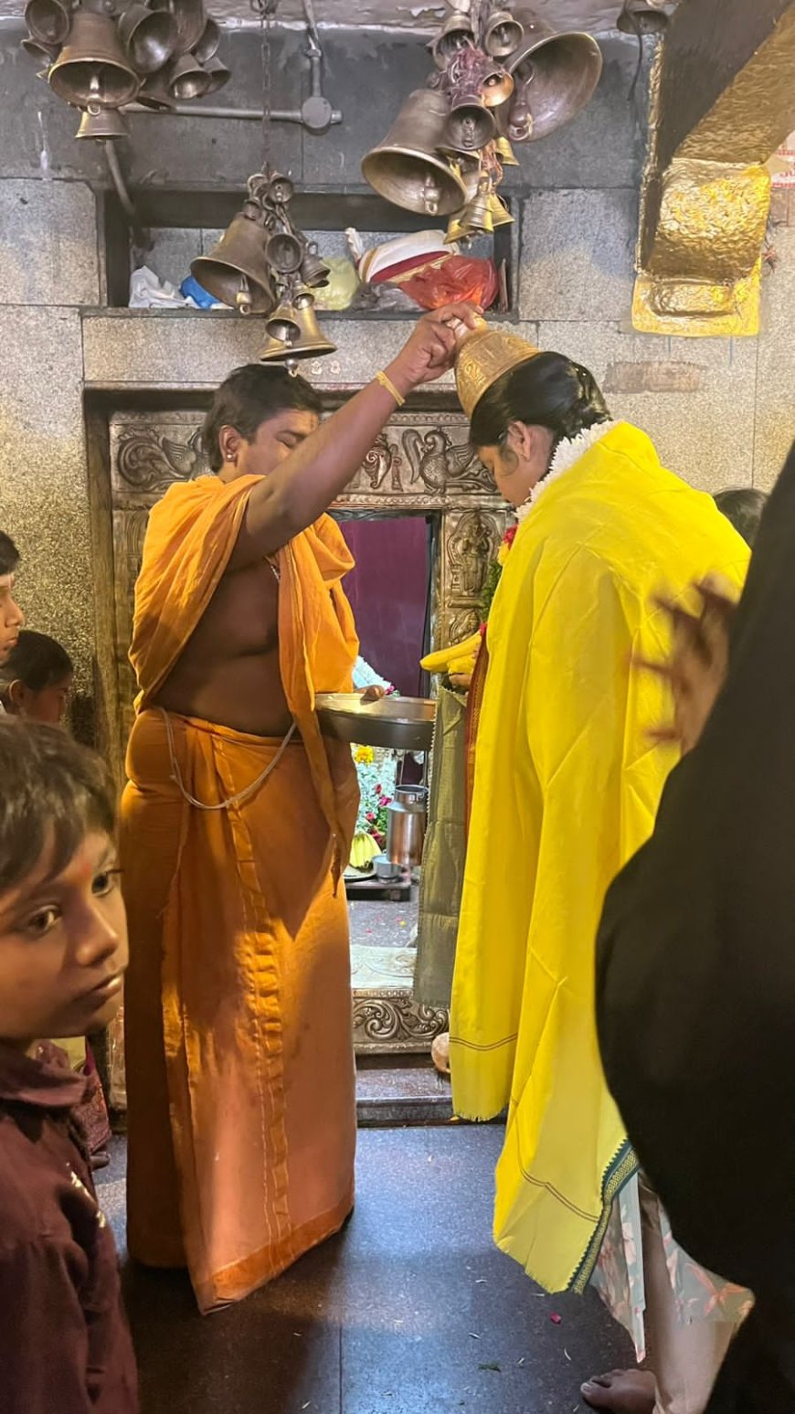 శ్రీ స్వయంభు శ్రీకృష్ణ స్వామిని  దర్శించుకున్న