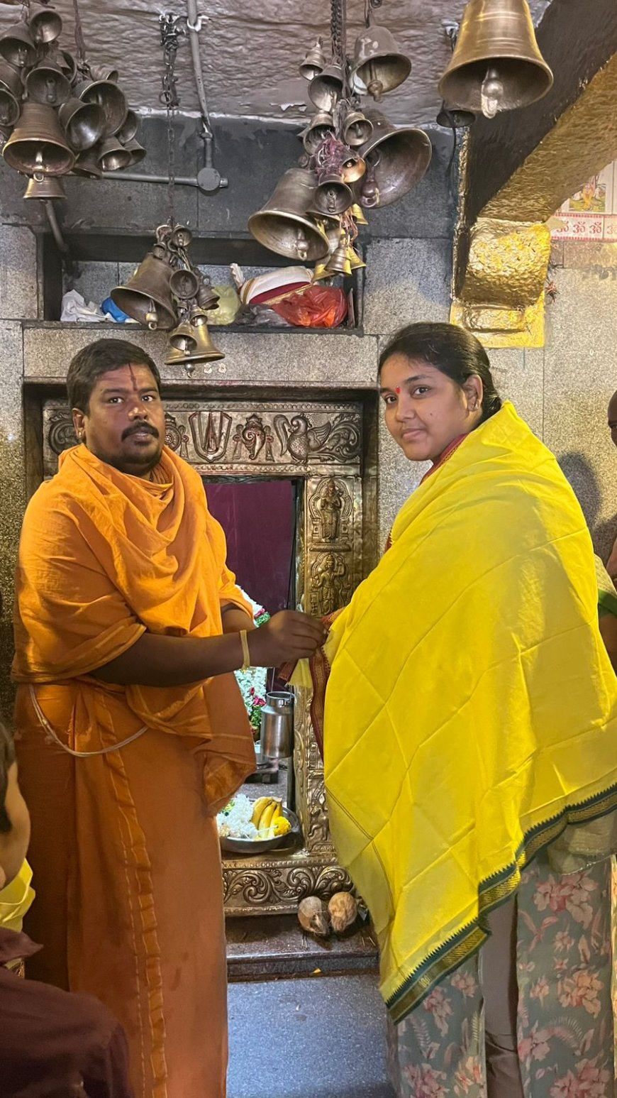 శ్రీ స్వయంభు శ్రీకృష్ణ స్వామిని  దర్శించుకున్న