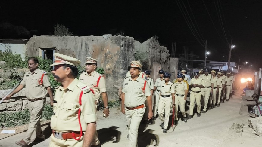 తొండ గ్రామంలోని పోలీసుల కవాతు