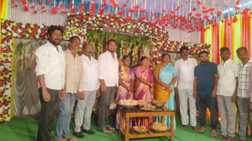 చిన్నారినీ ఆశీర్వధించిన రాష్ట్ర మంత్రి  ధనసరి అనసూయ సీతక్క