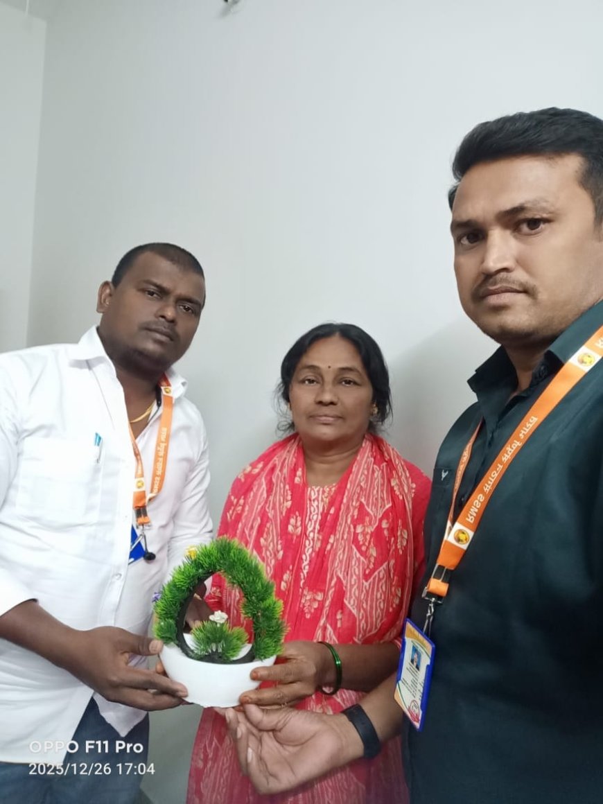 బీసీ జాతీయ మహిళా ఉపాధ్యక్షురాలు కురివి ధనలక్ష్మినీ కలిసిన""RMSS (రాష్ట్రీయ మోడీ సేవా సమితి) సభ్యులు