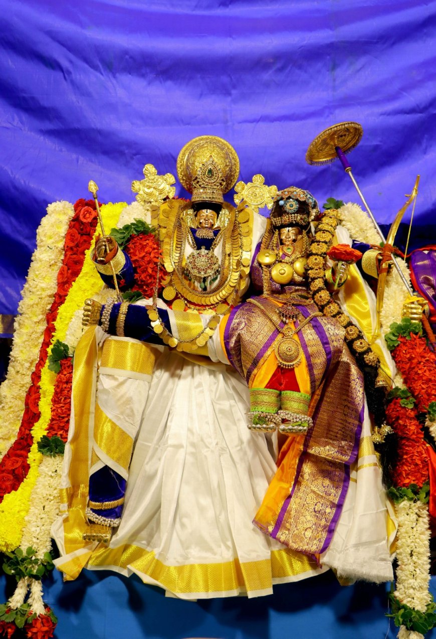 అయోధ్య సీతారామునిగా భక్తులకు దర్శనం ఇస్తున్న భద్రాద్రి రాముడు. 