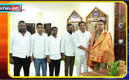 ఆదిలాబాద్ జిల్లా ఎస్పీ అఖిల్ మహాజన్‌ను మర్యాదపూర్వకంగా కలిసిన బోథ్ నియోజకవర్గ కాంగ్రెస్ పార్టీ ఇంచార్జి ఆడే గజేందర్