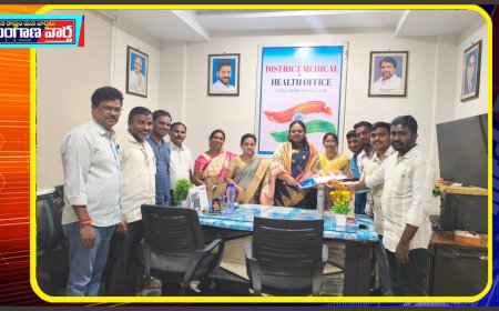 ల్యాబ్ టెక్నీషియన్లను శాలువాతో సత్కరిచ్చిన డిఎంహెచ్వో