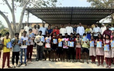 విద్యార్థులకు సాక్షి పత్రిక ఆధ్వర్యంలో మెటీరియల్ అందజేత  