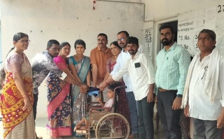 విద్యార్థులకు యూనిఫామ్ అందజేసిన సర్పంచ్