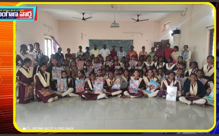 అమ్మ ఆదర్శ ఫౌండేషన్ ఆధ్వర్యంలో విద్యార్థులకు పరీక్ష ప్యాడ్లు పంపిణీ