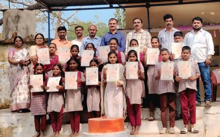 విద్యార్థులకు *కుల ఆదాయ ధ్రువీకరణ పత్రాలను అందజేసిన తహశీల్దార్