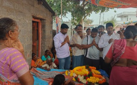 మృతురాలు మల్లమ్మకు నివాళులర్పించిన గ్రామ సర్పంచ్ ఎర్ర రోజా సుధాకర్ 