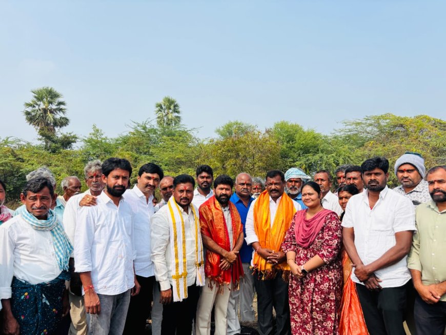 సొంత నిధులతో సిసి రోడ్డు వేయించిన సర్పంచ్