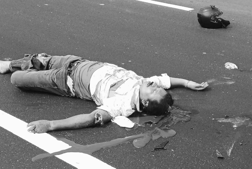 ఘోర రోడ్డు ప్రమాదం ..అసిస్టెంట్ మేనేజర్ మృతి