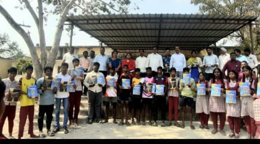 విద్యార్థులకు సాక్షి పత్రిక ఆధ్వర్యంలో మెటీరియల్ అందజేత  