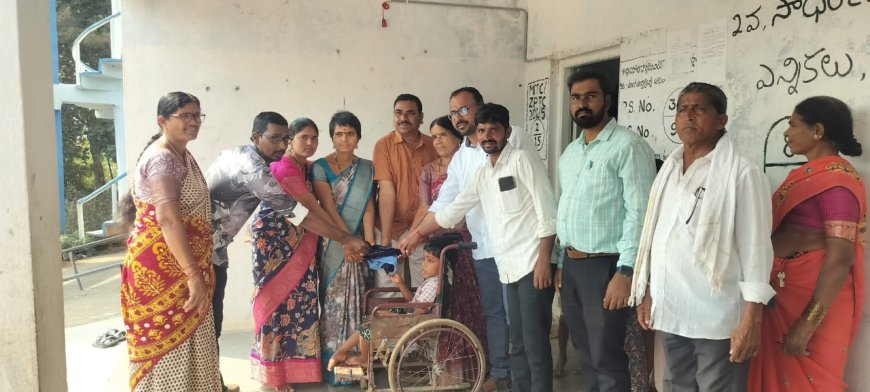 విద్యార్థులకు యూనిఫామ్ అందజేసిన సర్పంచ్