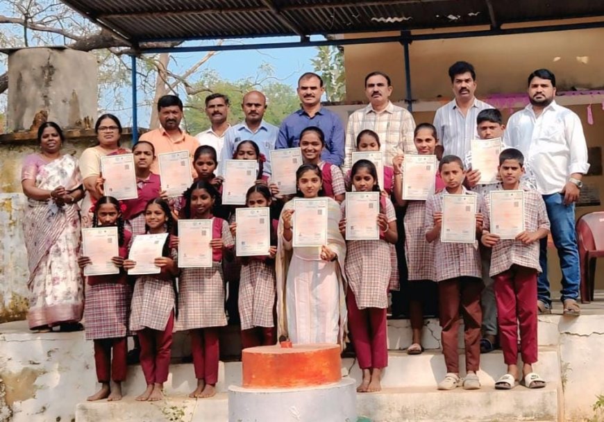 విద్యార్థులకు *కుల ఆదాయ ధ్రువీకరణ పత్రాలను అందజేసిన తహశీల్దార్