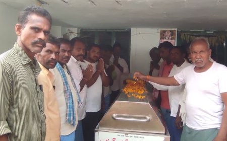 మృతురాలు నర్సమ్మకు నివాళులర్పించిన గ్రామ సర్పంచ్ ఎర్ర రోజా సుధాకర్