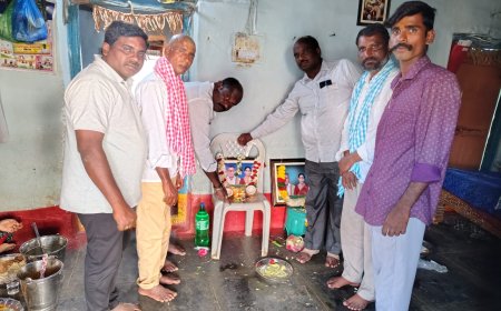 దశదినకర్మలో పాల్గొన్న టిఆర్ఎస్ నాయకులు గుండా శ్రీను        