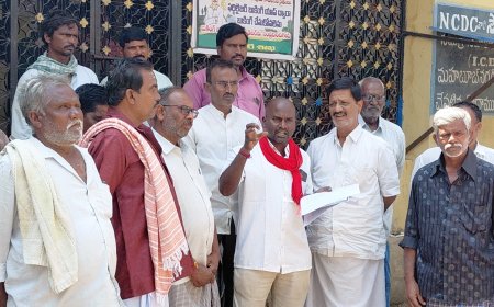 మొక్కజొన్న రైతులకు పెండింగ్ బిల్లులు చెల్లించండి.   క్యాతూరు ప్రాథమిక సహకార సంఘం ఆఫీస్ కు తాలం వేసి నిరసన