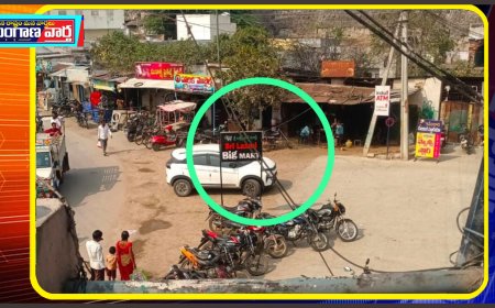 పార్కింగ్ స్థలం కు అడ్డంగా శ్రీ లక్ష్మి బిగ్ మార్ట్ బోర్డు 