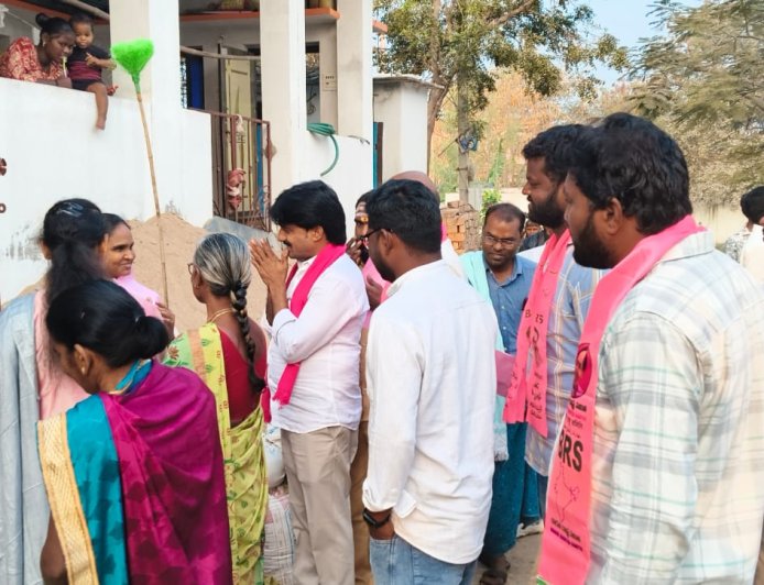 కేసీఆర్  హయాంలో చేసిన గొప్ప పథకాల గురించి ఇంటింటికీ ప్రచారం 