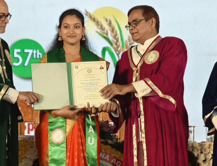 **డాక్టరేట్ పట్టా అందుకున్న""వరంగల్ జిల్లా పర్వతగిరి మండలం శ్రీనగర్ కి చెందిన పాతూరి సాధన*