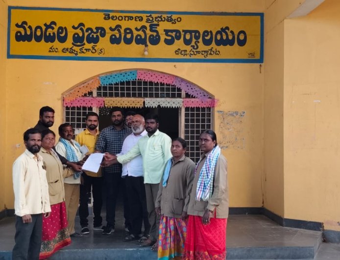 దేశవ్యాప్తంగా సార్వత్రిక సమ్మెలో భాగంగా ఎంపీడీఓ కార్యాలయం లో సమ్మె నోటీస్ అందజేసిన గ్రామ పంచాయతీ వర్కర్స్ &యూనియన్ అధ్యక్షుడు గంగరాజు