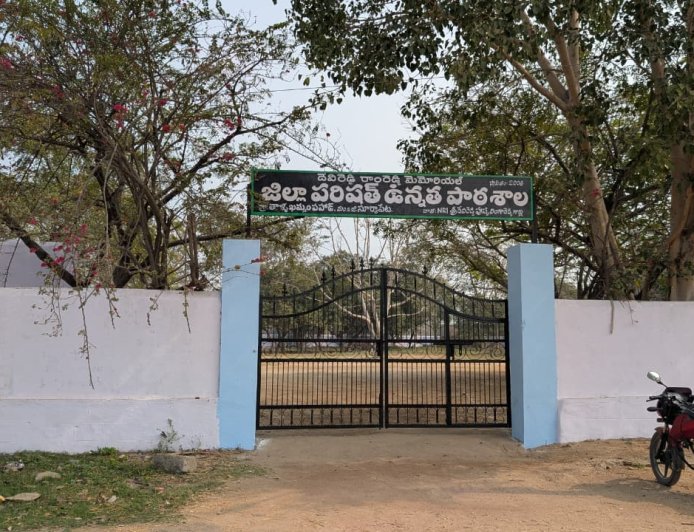 యువకులంతా ఒక్కటై. తమ స్వంత ఖర్చులతో  పాఠశాలకు రంగుల కల తెచ్చే  హర్షం వ్యక్తం చేస్తున్న విద్యార్థులు, ఉపాధ్యాయులు