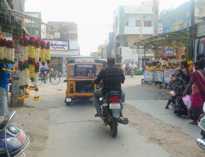 విస్తరిస్తున్న వ్యాపారాలు ఇరుకవుతున్న రహదారులు