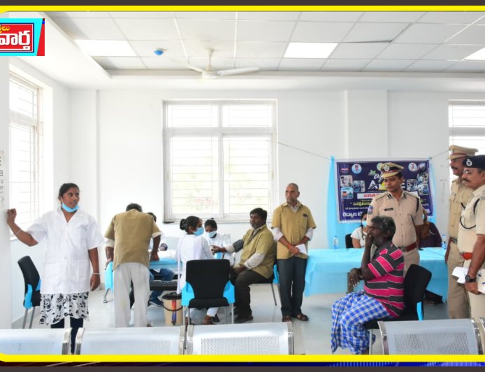 అరైవ్–అలైవ్’ కార్యక్రమంలో డ్రైవర్లకు ఉచిత కంటి పరీక్షలు