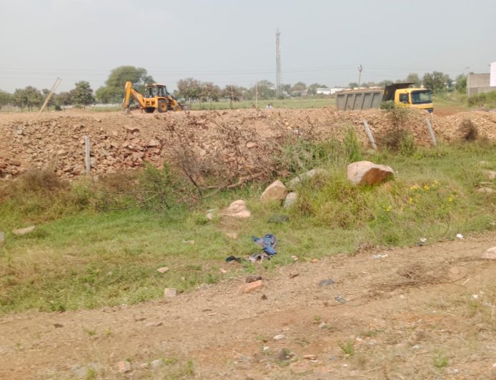 అధికారుల అనుమతి లేకుండా యదేచ్ఛగా మట్టి తరలింపు