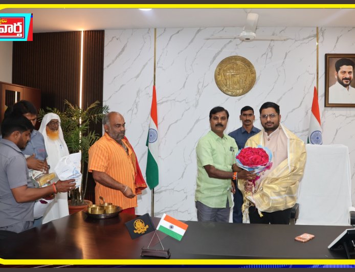 జోగులాంబ గద్వాల జిల్లా కలెక్టర్ గా బాధ్యతలు చేపట్టిన రిజ్వాన్ భాష షేక్/