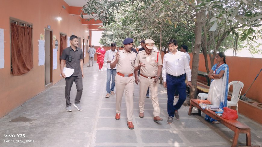 పోలింగ్ కేంద్రాలను పరిశీలిస్తున్న సూర్యాపేట జిల్లా ఎస్పీ