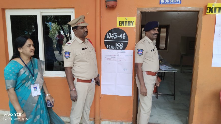 పోలింగ్ కేంద్రాలను పరిశీలిస్తున్న సూర్యాపేట జిల్లా ఎస్పీ