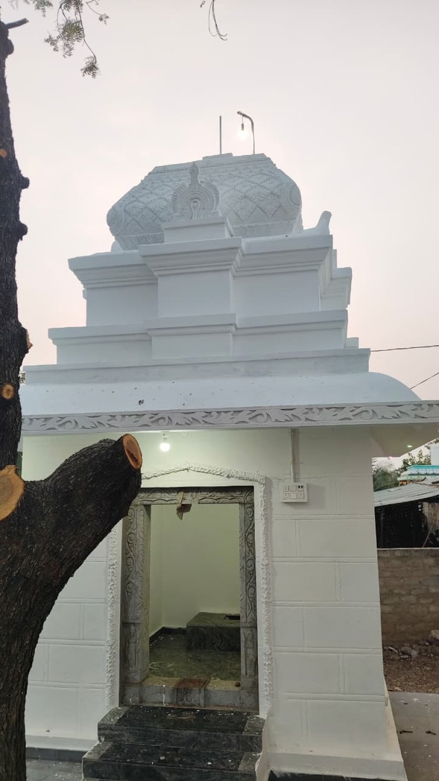 విగ్రహప్రతిష్టకోసంముస్తాబవుతున్నదేవతామూర్తులఆలయా లు