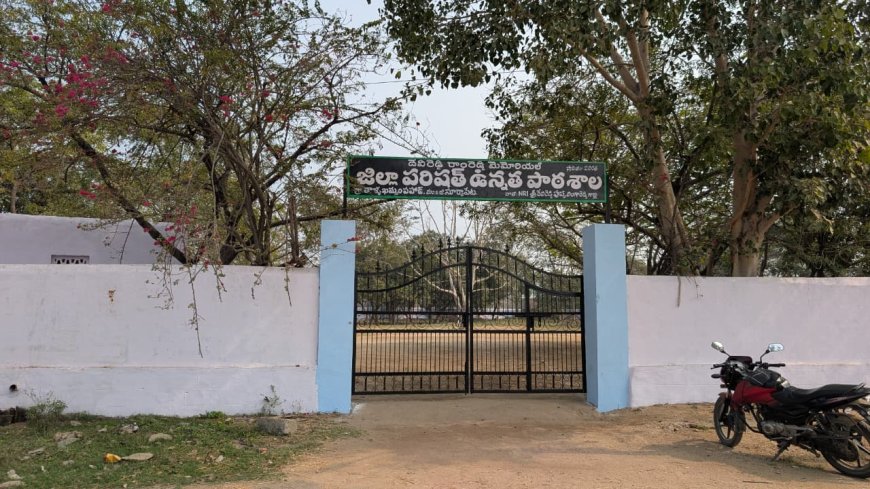 యువకులంతా ఒక్కటై. తమ స్వంత ఖర్చులతో  పాఠశాలకు రంగుల కల తెచ్చే  హర్షం వ్యక్తం చేస్తున్న విద్యార్థులు, ఉపాధ్యాయులు