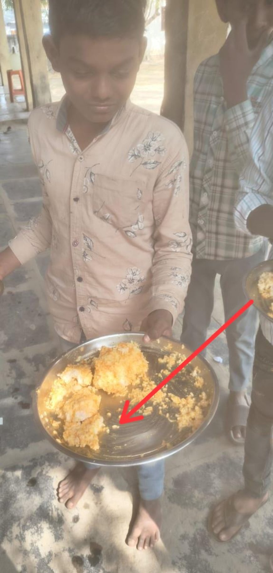 మధ్యాహ్నం భోజనంలో నిత్యం పురుగుల అన్నం దర్శనం