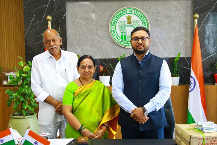 **జిల్లా కలెక్టర్ ను మర్యాదపూర్వకంగా కలిసిన""కోదాడ మున్సిపల్ చైర్ పర్సన్ చైర్మన్ కుసుమ వెంకటరత్నం బాబు**