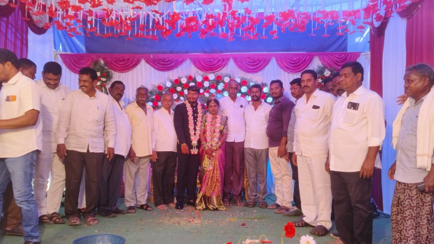 నూతన వధూవరులను ఆశీర్వదించిన మంగపేట మండల కాంగ్రెస్ పార్టీ అధ్యక్షులు మైల జయరామ్ రెడ్డి