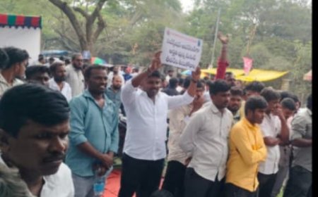 విద్యుత్ మీటర్ రీడర్ కార్మికులు ఇంద్ర పార్క్ వద్ద మహాధర్నా