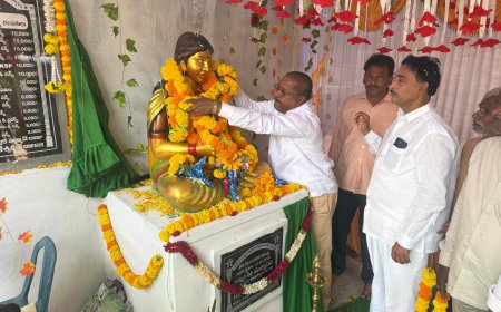 శ్రీశ్రీశ్రీ కవయిత్రి మొల్ల గారి విగ్రహ ఆవిష్కరణ కార్యక్రమంలో పాల్గొన్న తాటి