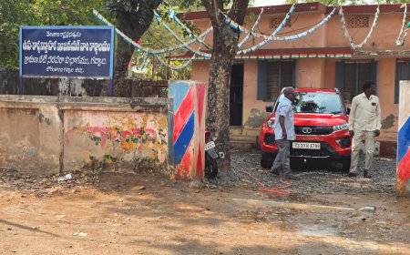 త్రాగు నీటిని వృధా చేయకూడదని ప్రచారం చేసే అధికారులే... కార్లు కడగడానికి మంచి నీటిని  వాడేస్తున్నారు 