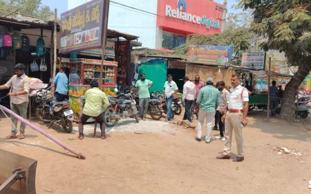 రోడ్డు ఆక్రమించి వ్యాపారాలు చేయొద్దు సూర్యాపేట పట్టణ ట్రాఫిక్ ఎస్ఐ సాయిరాం